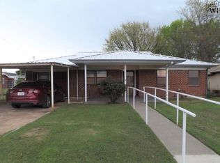 614 E Commerce St, Henrietta, TX 76365