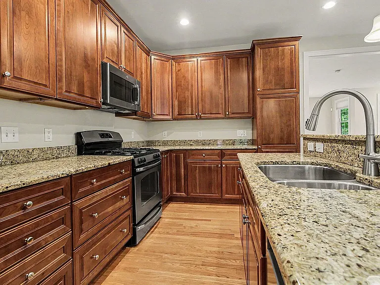 1010 Baldwin Ave — Photo 4