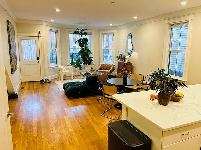 3 bed, 1300 sqft, $5,900 — Photo 2