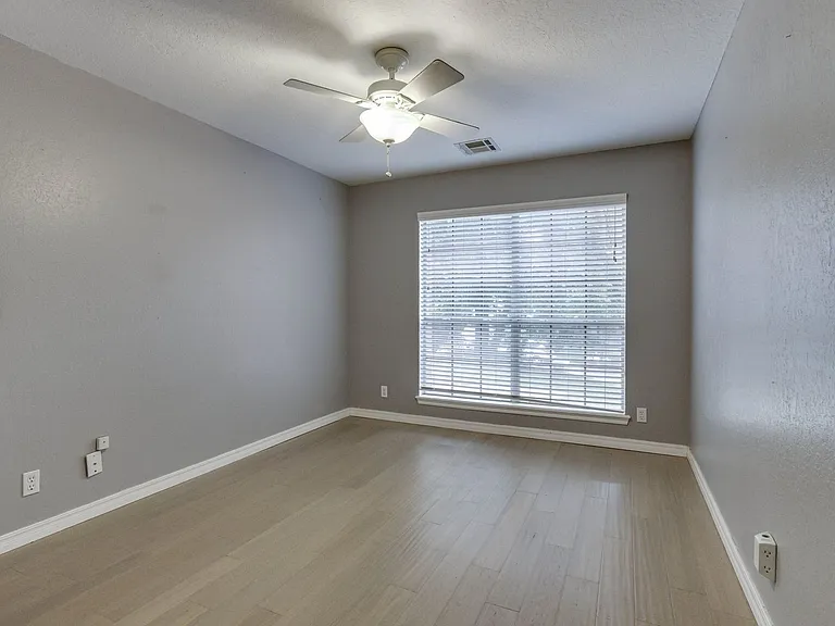2701 Shady Tree Ln — Photo 13