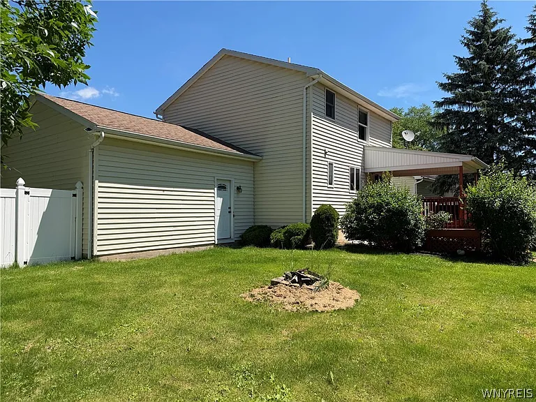783 N French Rd — Photo 25