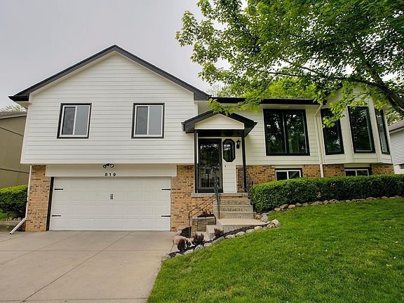 2nd image of 819 Lexington Ln