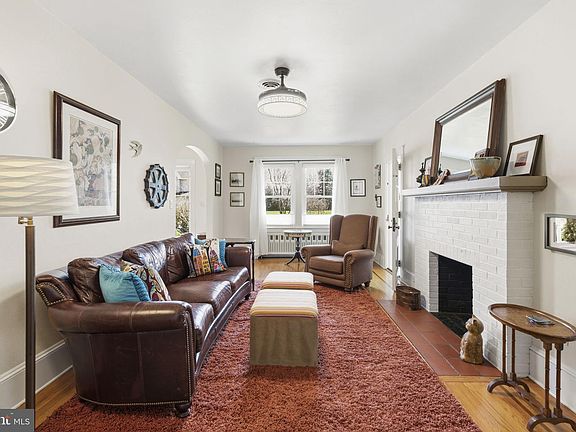 5th image of 555 Giles St