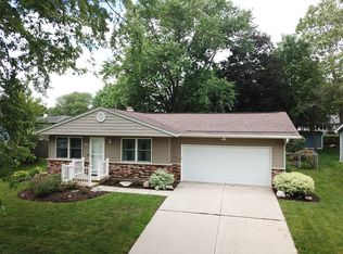 69 Devonshire Cir, Elgin, IL 60123
