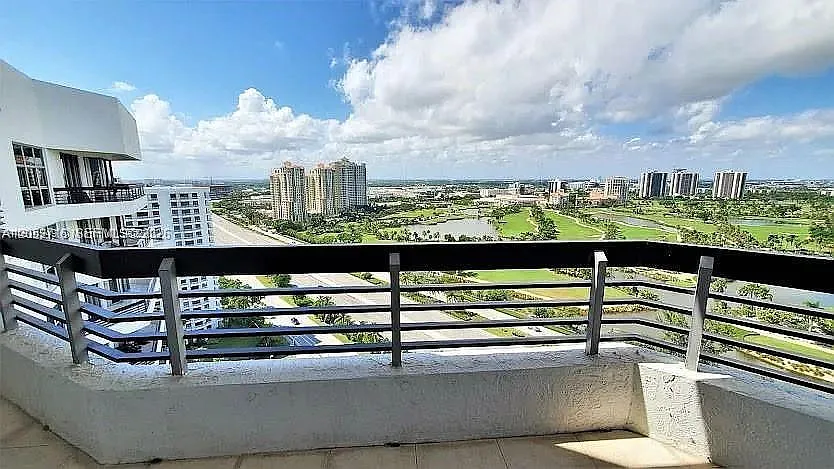 Mystic Pointe Tower 600 C — Photo 1
