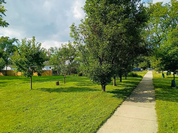 290 Woodbridge Rd, Des Plaines, IL 60016