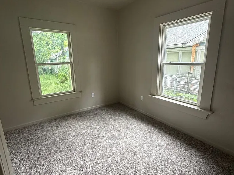 315 NE #G — Photo 6