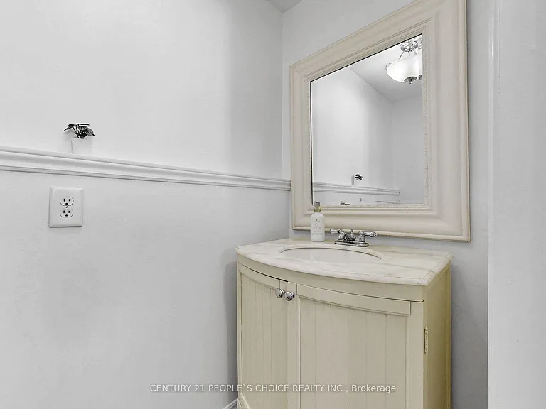 419 Adelaide Ave W — Photo 19