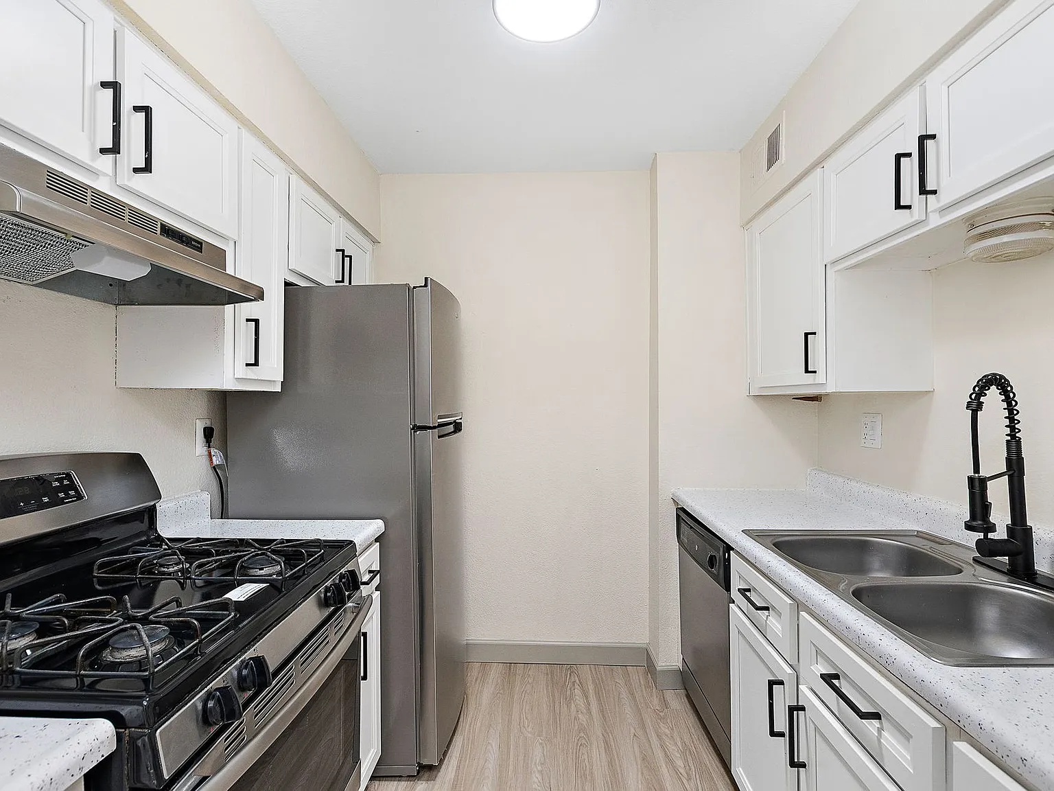 Oval Spring Apartments — Photo 1