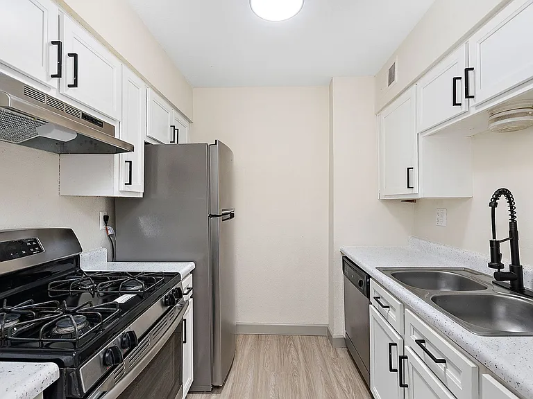 Oval Spring Apartments — Photo 1