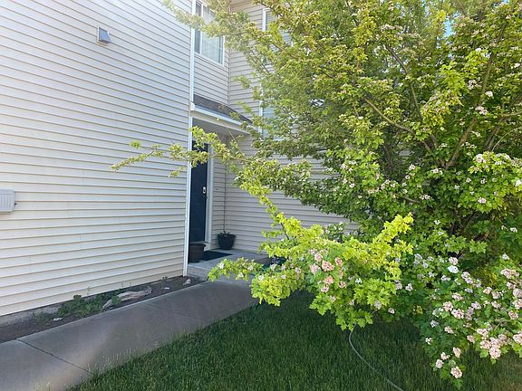 2nd image of 1041 Meadow Ln
