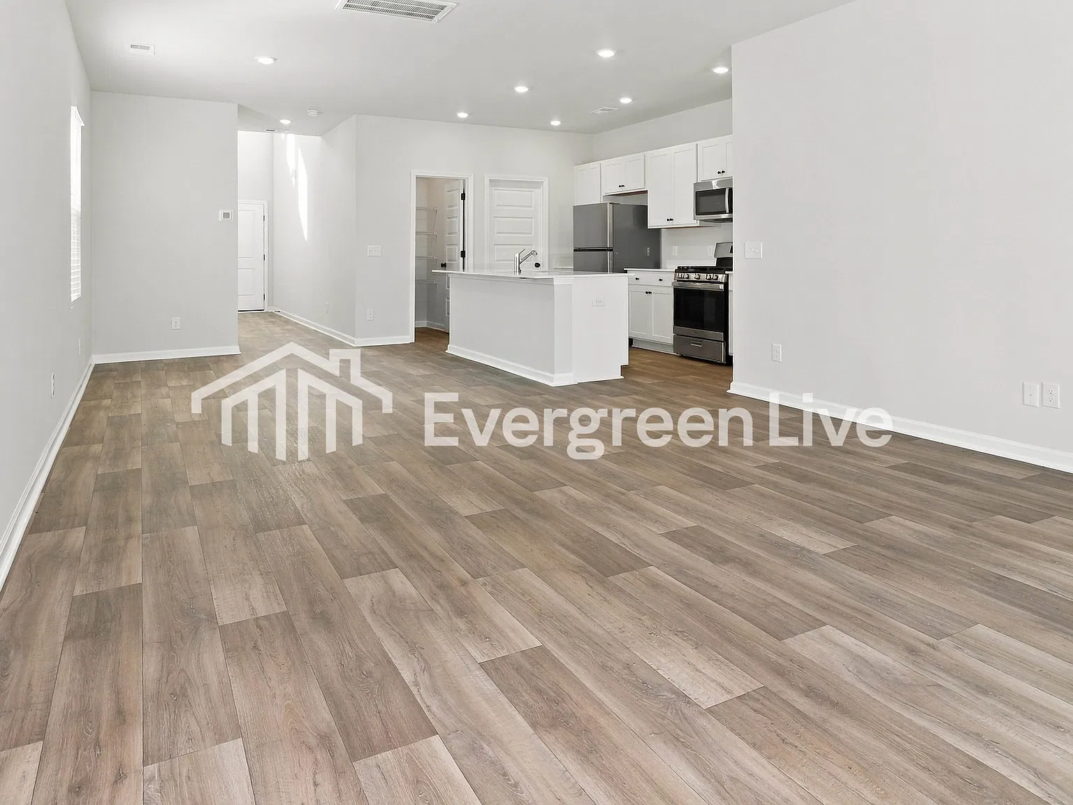 5 bed, 2.5 bath, 2357 sqft, $2,870 — Photo 3
