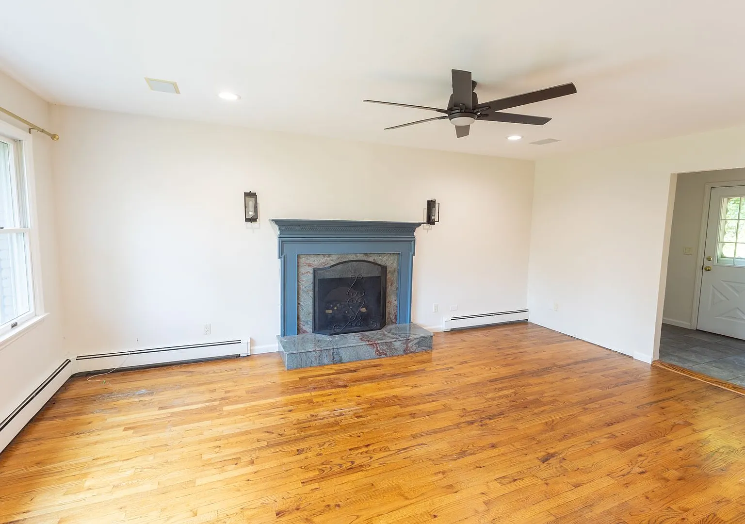 Spacious 4 - Bedroom, 2 Bathroom (Full House - Rental) — Photo 2