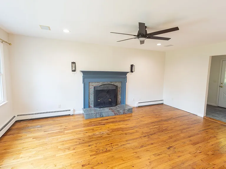 19 Maurice Ln — Photo 2