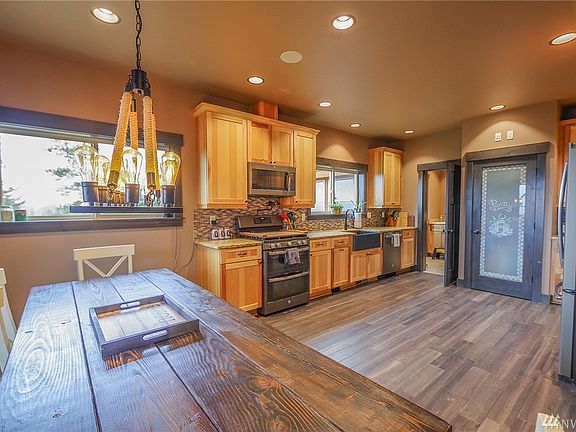 kitchen w/ eating area