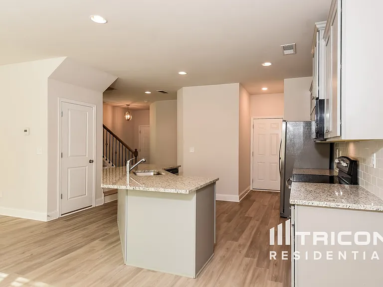 221 Ireland Ln — Photo 5