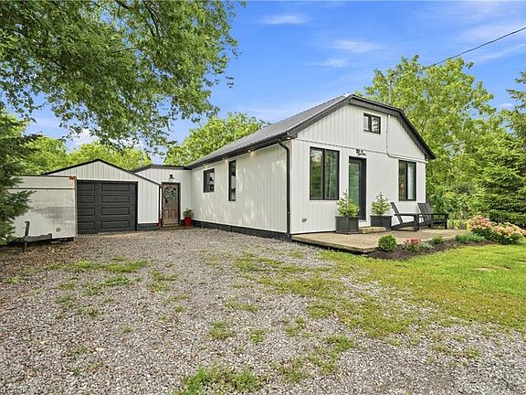 3rd image of 1368 Lorraine Rd
