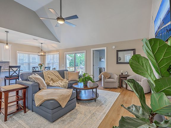 5th image of 842 Harbor Place Dr