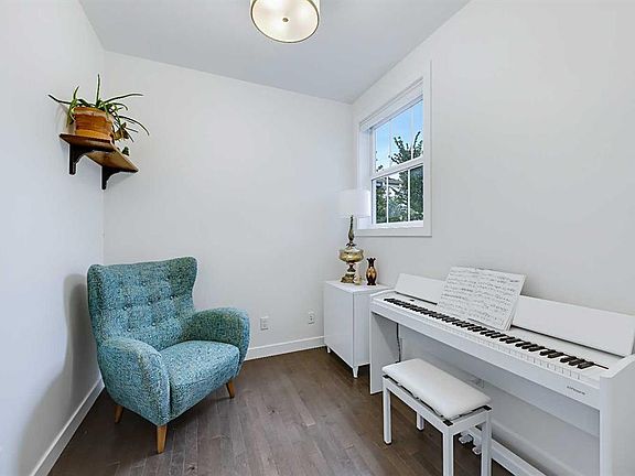4th image of 91 NE Masters Ave SE