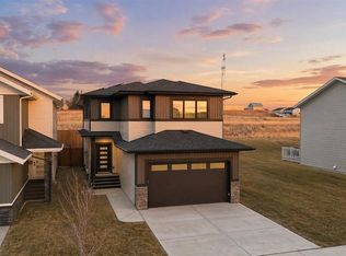 115 E Crestview Blvd, Sylvan Lake, AB T4S0V8