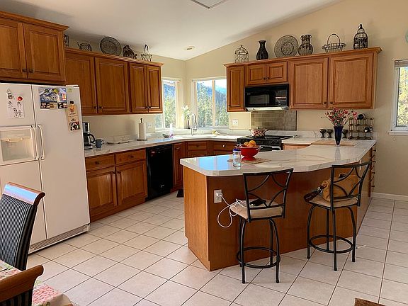 Kitchen w Maple cabinets