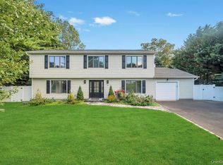 18 Stonehurst Lane, Dix Hills, NY 11746