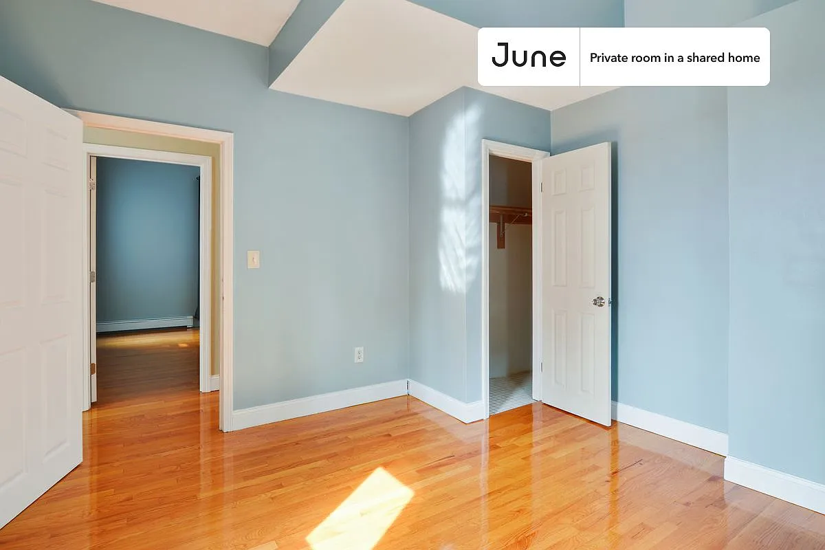 Queen bedroom in 4 bed/2 bath home in Allston #534 B — Photo 4