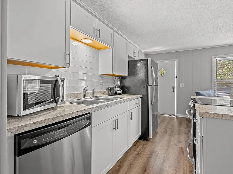 2207 Havens Dr #B — Photo 1