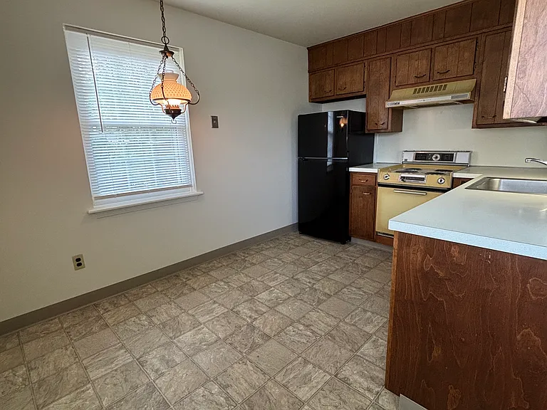 242 Broad St W — Photo 4