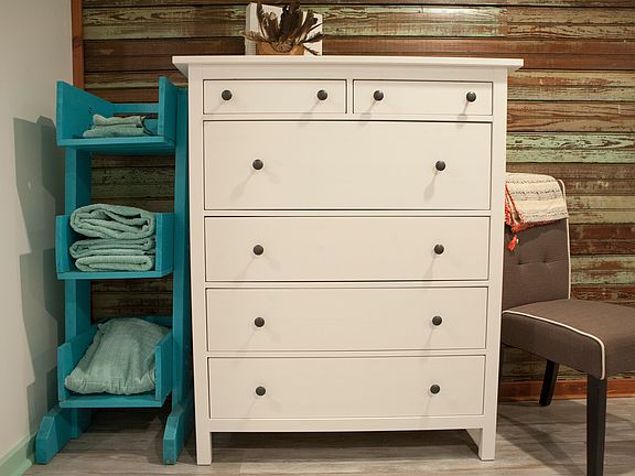 chest of drawers