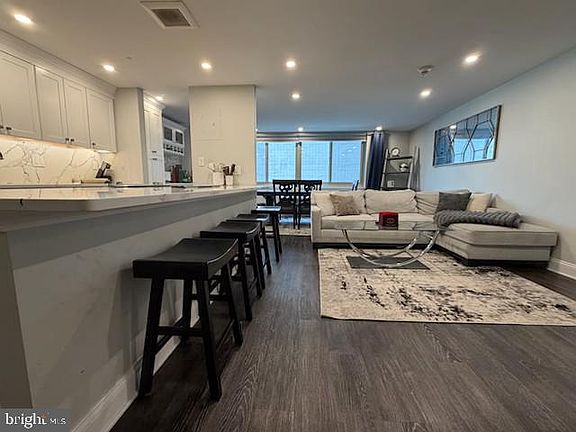 5th image of 1919 Chestnut St APT 520