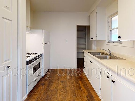 2nd image of 1042 W Court Aly