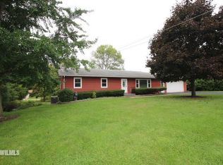 2418 Glenview Dr, Freeport, IL 61032