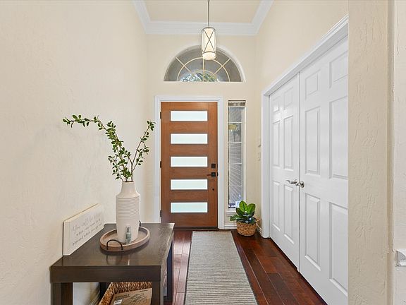 4th image of 1040 Essex Dr