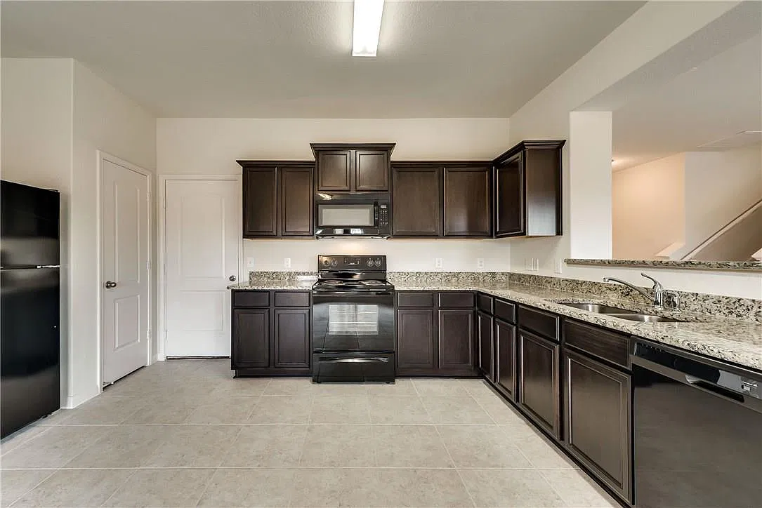3 bed, 2050 sqft, $2,050 — Photo 1