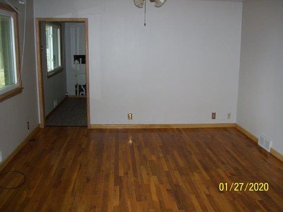 3rd image of 904 W 2nd St