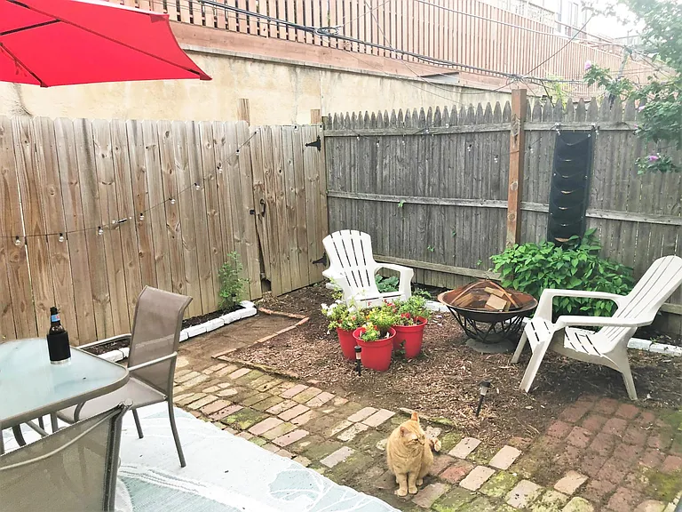 1627 Wallace St #1R — Photo 2