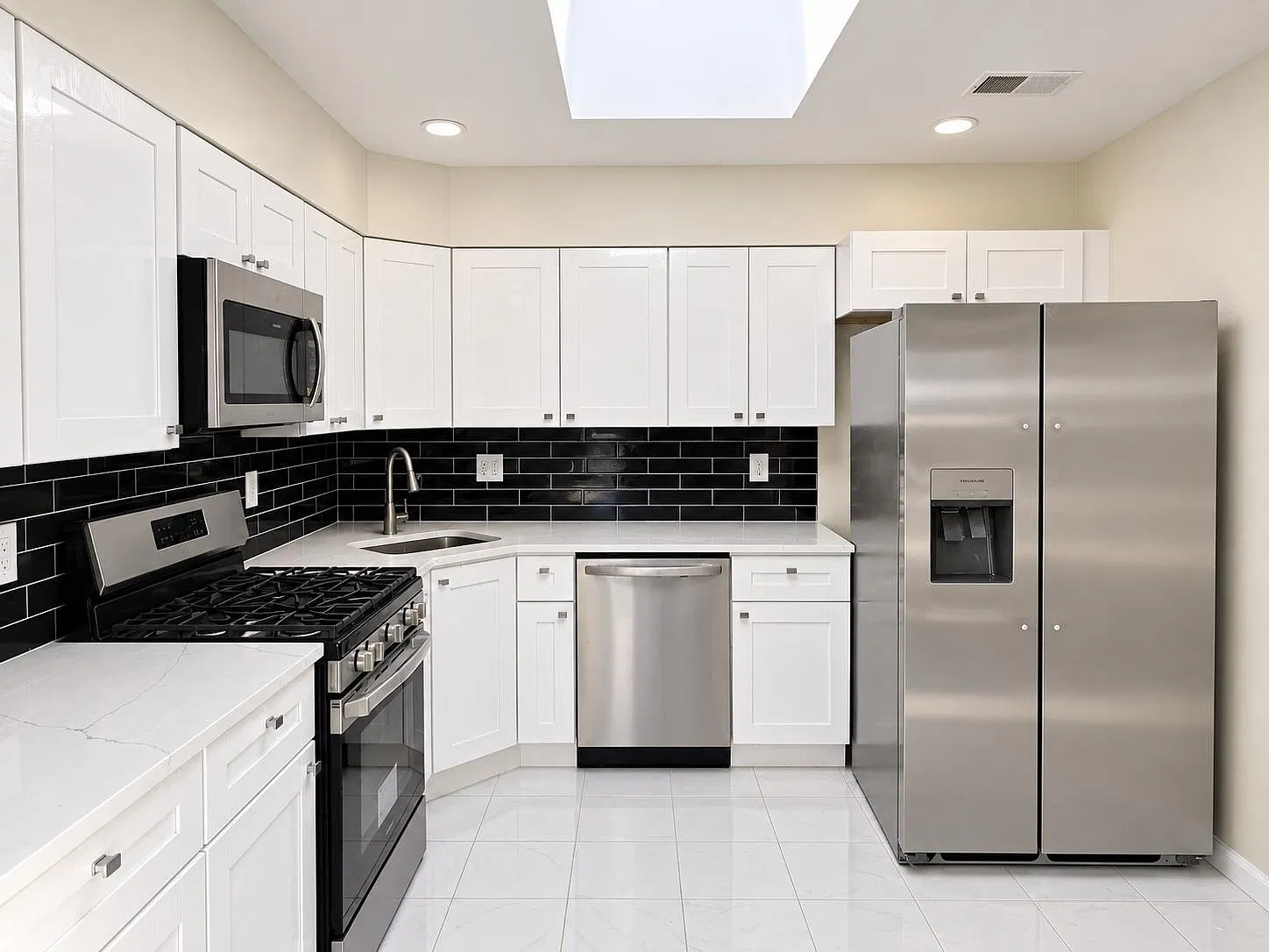3 bed, 2.0 bath, 1950 sqft, $3,500 — Photo 2