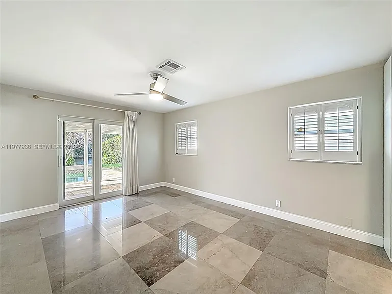 2770 NE 8th Ct — Photo 10