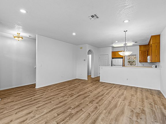 3rd image of 431 N Mountain Ave