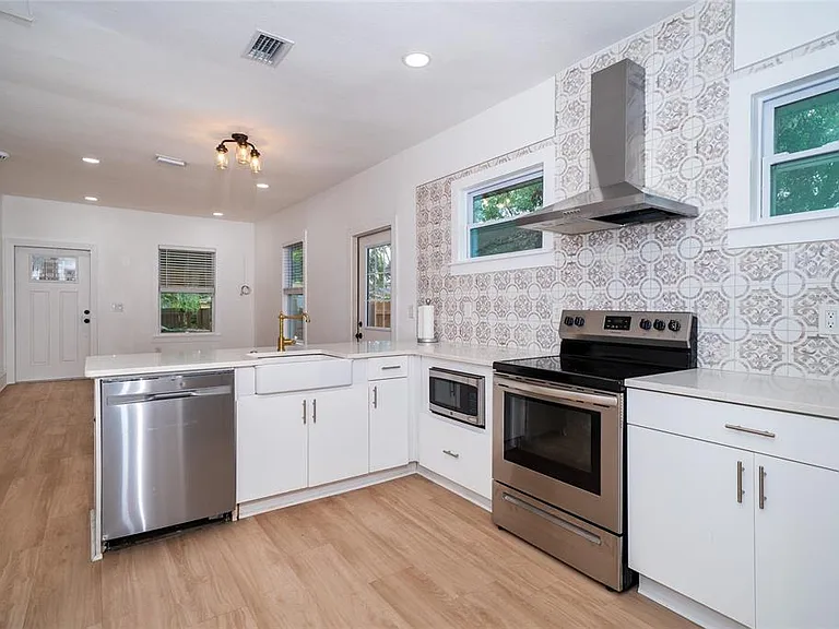 6704 N Taliaferro Ave — Photo 14