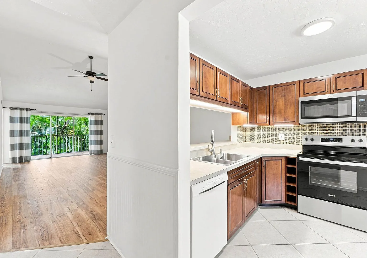 2 bedroom, 2 bath in Woodmere Racquet Club — Photo 3