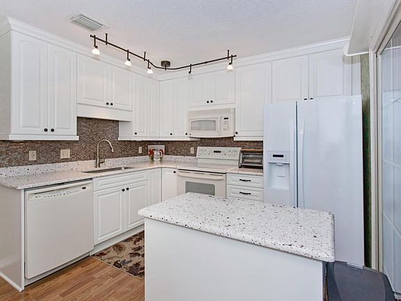 4th image of 3949 Valley Garden Dr W