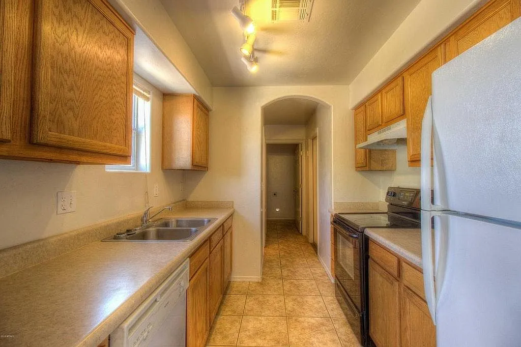 300 W Harding Avenue — Photo 3