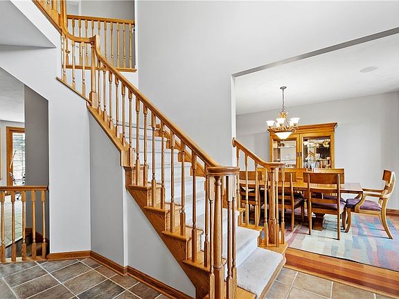 4th image of 17 Kingswood Ct S