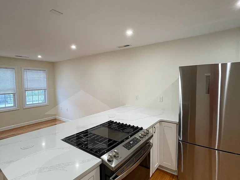 81 Moreland St — Photo 2