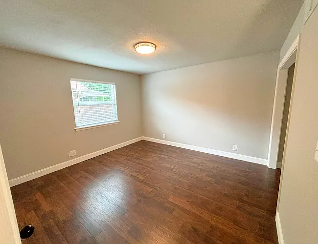 2519 E 10th St — Photo 11