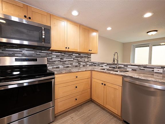 5th image of 201 Somerset Ln #201
