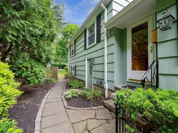 6 Treat Rd, Marblehead, MA 01945