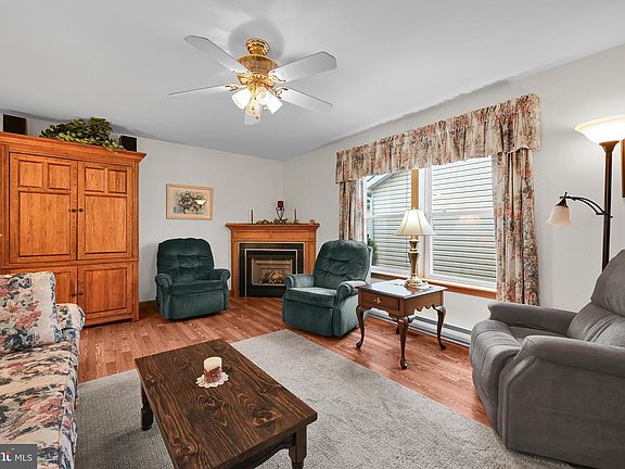5th image of 652 Canal Dr